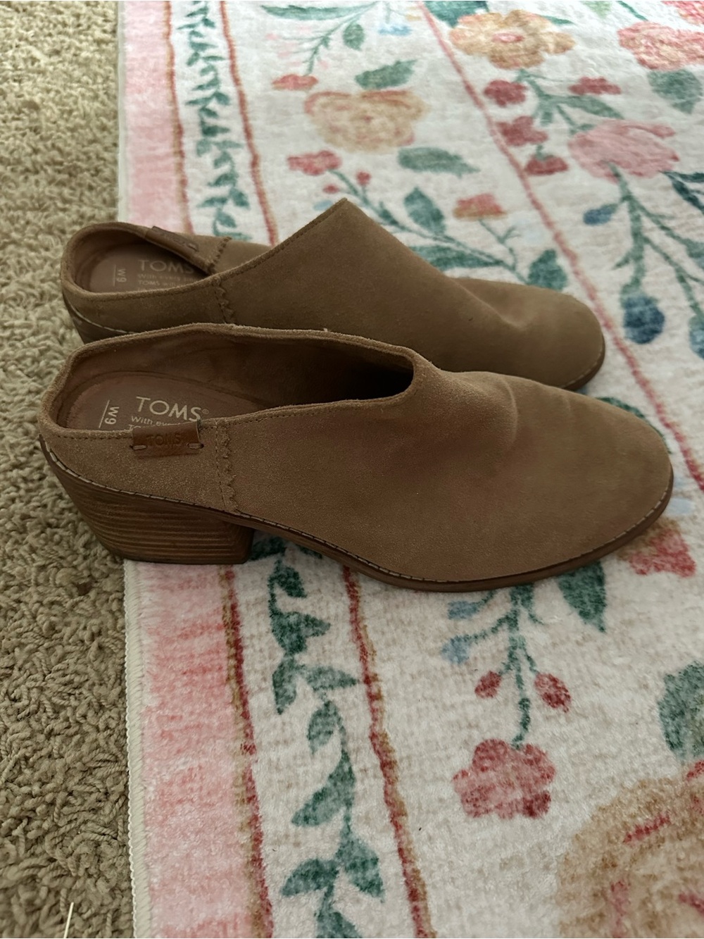 Women’s Toms Size 6M